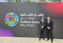 Ernest Urtasun con el subdirector general de Cultura de la UNESCO, Ernesto Ottone, en Dubai