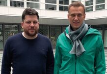 Leonid Volkov, a la izquierda en la imagen, con Navalny en una foto de achivo