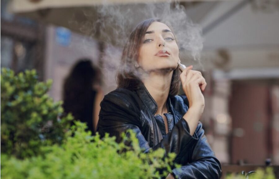 mujer-vapeo-vapear-900x576 ¿Cuáles son los componentes de los vapers libres de nicotina?