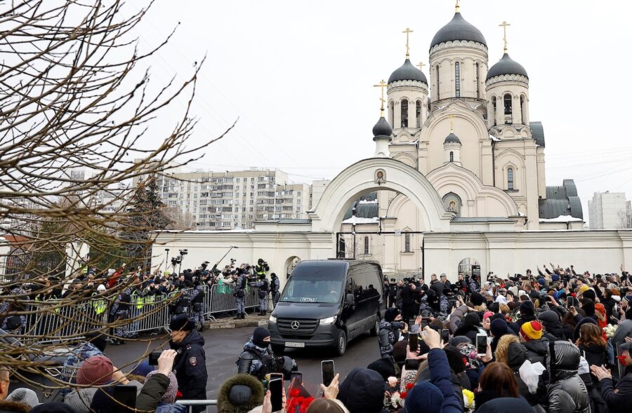 navalny-entierro-moscu-01mar2024-900x589 Miles de personas asistieron a los funerales y el entierro de Alexei Navalny en Moscú