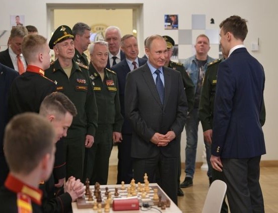 0d3b751c1a67e92040cd5c54a5e55927 Ajedrez: Putin condecora a cargos y jugadores rusos y dirigentes de FIDE