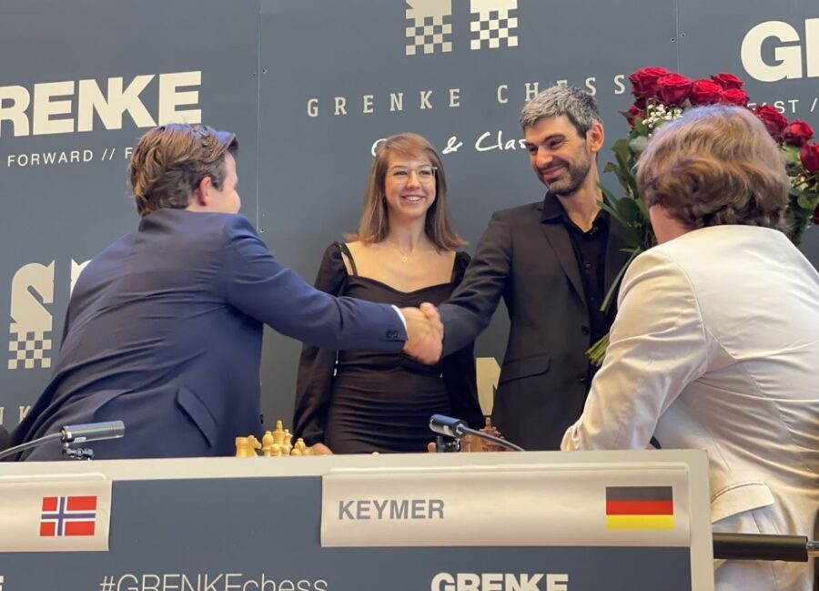 GKAbOHXWkAEMT_z-900x649 Ajedrez: Carlsen gana el Grenke Chess Open tras imponer sus exigencias