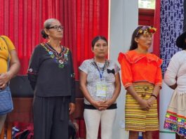 Las cuatro mujeres indígenas que brindaron el testimonio de sus casos ante el tribunal en defensa de los cuerpos y territorios de las mujeres amazónicas y andinas de Perú, siguen con atención la lectura de la sentencia del tribunal. ©Mariela Jara / IPS