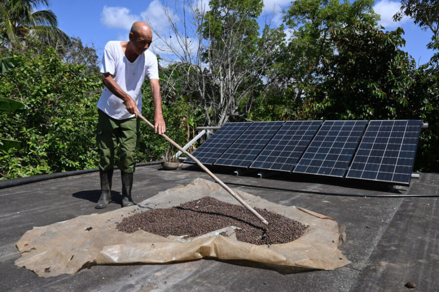 paneles-solares-de-iris-mejias-y-su-esposo-alexis-garcia-©jorge-luis-banos-ips-900x600 Familias cubanas piden más oportunidades para el biogás