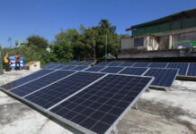 Paneles solares en la azotea de la vivienda del emprendedor cubano Félix Morffi, en el municipio de Regla, La Habana. ©Jorge Luis Baños / IPS