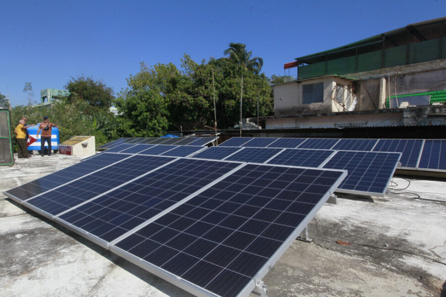 paneles-solares-en-regla-la-habana-©jorge-luis-banos-ips-900x600 En Cuba se necesitan ayudas del Gobierno que incentiven la energía solar fotovoltaica