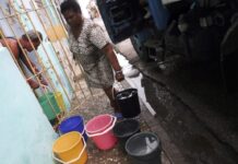 Dos personas cargan cubos con agua potable hacia el interior de una casa en La Habana. Los más recientes datos oficiales indican que más de 8,3 millones de personas en Cuba disponen de conexiones para recibir agua en sus viviendas, y 475 000 acceden al recurso mediante camiones cisterna ©Jorge Luis Baños / IPS