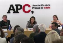 García Montero, Paloma Jara e Isabel Morillo en la sede de la APC, 3MAY2024