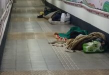 Un grupo de personas durmiendo en uno de los pasillos del metro de Buenos Aires ©Daniel Gutman / IPS.