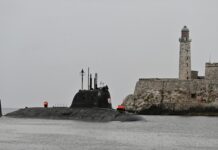 El submarino de propulsión nuclear Kazán llega a la bahía de La Habana, como parte de un destacamento naval proveniente de Rusia integrado además por una fragata, un buque petrolero y un remolcador de salvamento © Jorge Luis Baños / IPS