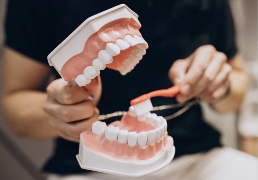 Implantes-dentales-limpieza-900x629 Errores comunes en el cuidado de implantes dentales y cómo evitarlos