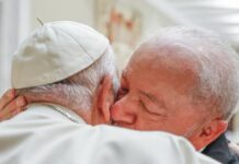 El presidente Lula da Silva se abraza con el papa Francisco en un encuentro mantenido este mes de juniio 2024