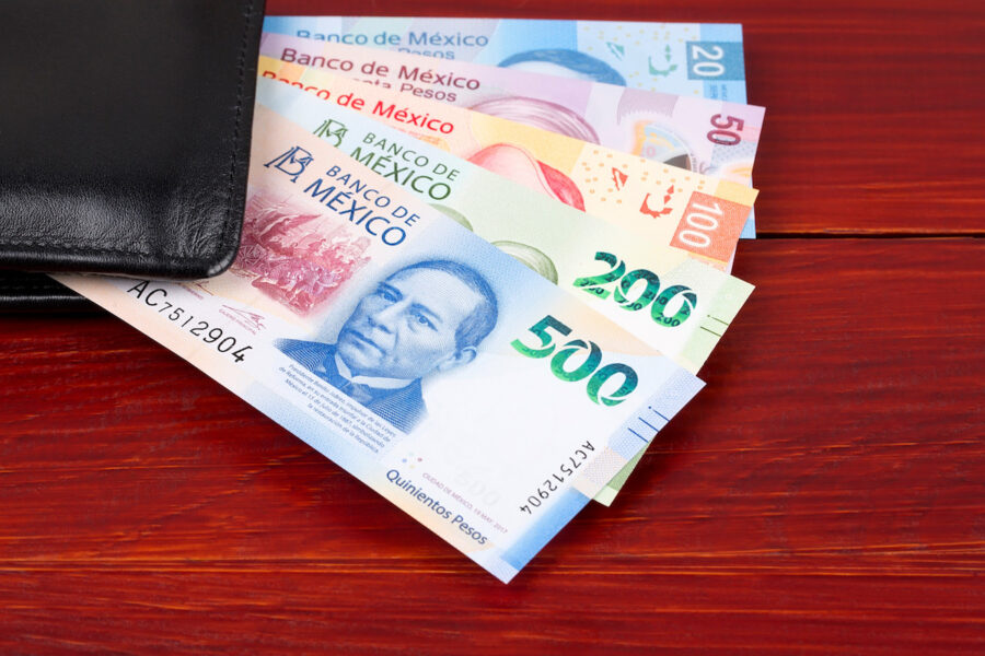 mexican-peso-in-the-black-wallet-900x600 Dónde encontrar los préstamos urgentes más rápidos hoy