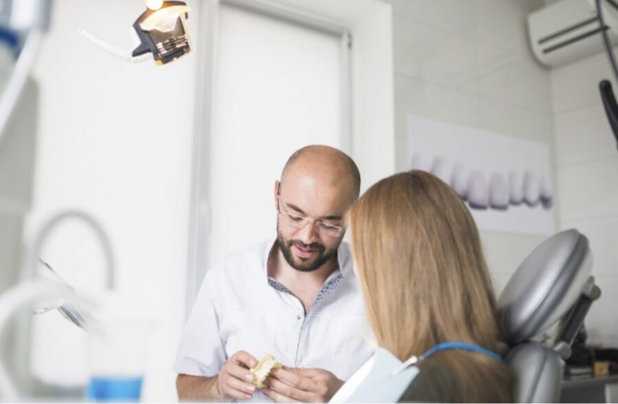 Clinica-dental-dentista-900x589 ¿Qué se hace en una clínica dental y por qué acudir a ella?