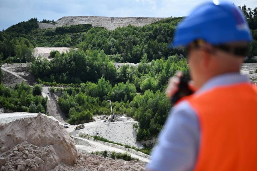 exploitation-miniere-de-gisements-de-kaolin-et-de-lithium-da_6913160-900x600 La controversia del litio en Allier (Francia)