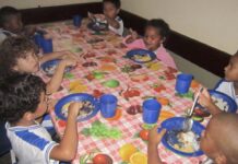 Un grupo de niños almuerza en una escuela pública en Itaboraí, a 50 kilómetros de Río de Janeiro, como parte del Programa Nacional de Alimentación Escolar, que debe destinar al menos 30 % de sus compras a la agricultura familiar local. ©Mario Osava / IPS