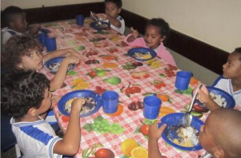 Un grupo de niños almuerza en una escuela pública en Itaboraí, a 50 kilómetros de Río de Janeiro, como parte del Programa Nacional de Alimentación Escolar, que debe destinar al menos 30 % de sus compras a la agricultura familiar local. ©Mario Osava / IPS