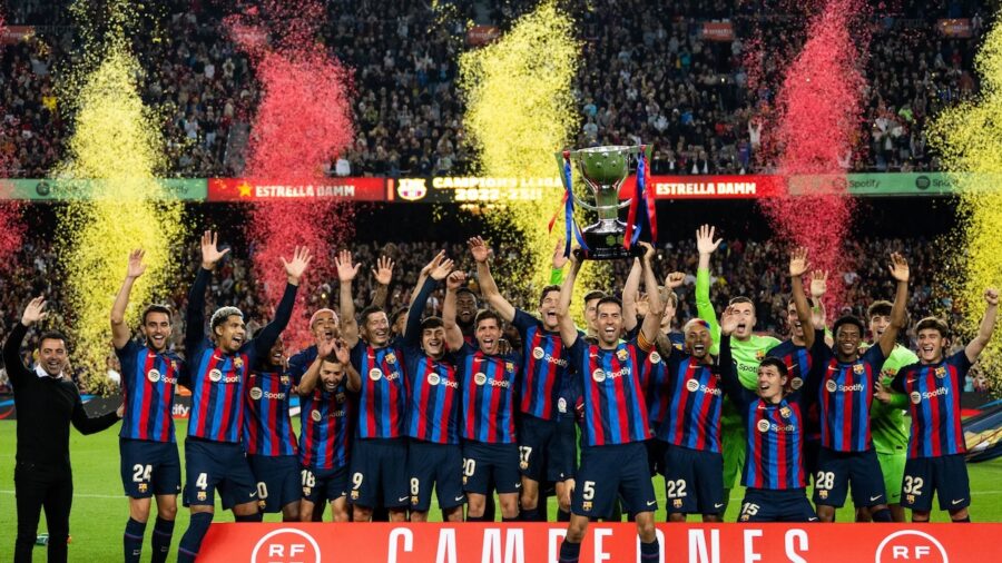 FC-Barcelona-celebra-una-Copa-de-Europa-900x506 ¿Es el FC Barcelona el favorito para ganar la liga española en esta temporada?