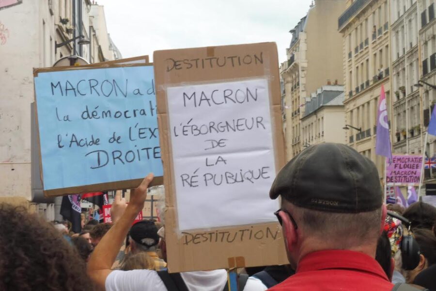 Francia-7SEP2024-pancartas-contra-Macron-900x600 Francia: movilización popular reclama la dimisión de Macron y de Barnier