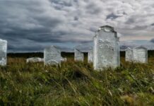 Bloques de hielo que semejan lápidas marcan el "cementerio de glaciares" en Islandia ©Josh Okun / ONU