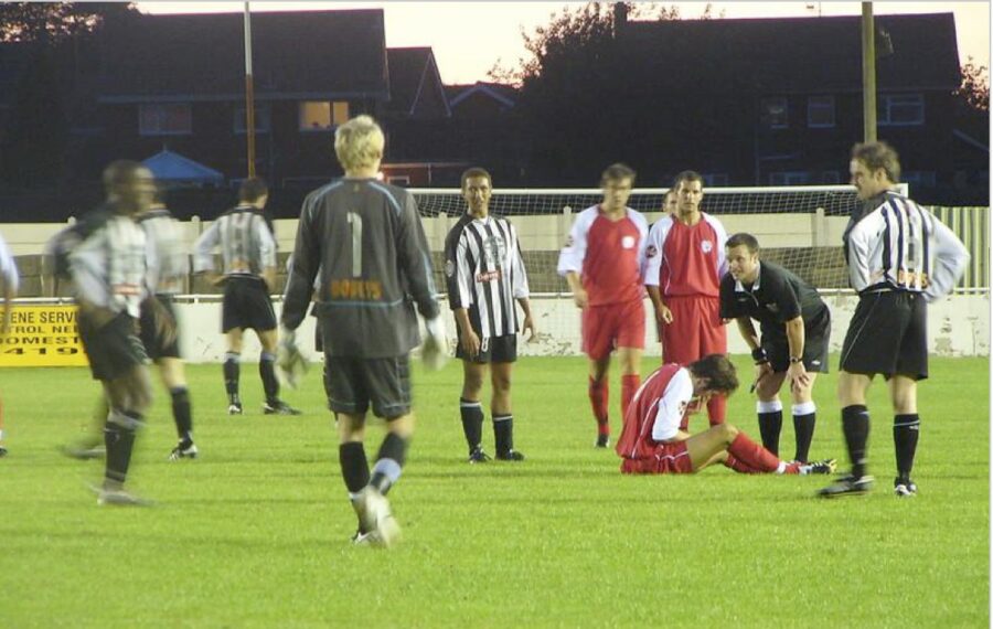 Jugador-lesionado-en-un-partido-900x570 Muchos juegos ¿Muchas lesiones?