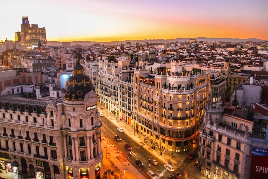 Madrid-Gran-Via-Telefonica-atardecer-900x600 Salamanca: el barrio más demandado de Madrid