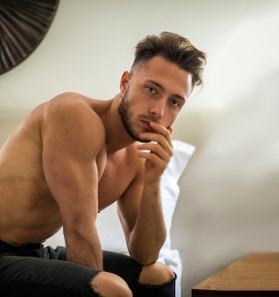 Modelo-masculino-a-camara-©123RF Seis cosas que todos los modelos gay deben saber antes de hacer transmisiones en vivo