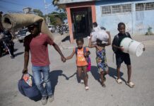 Una familia se desplaza por Puerto Príncipe para huir de la violencia protagonizada por pandillas ©Ralph Tedy Erol / NPH