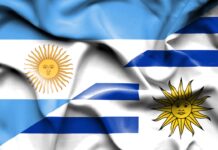 Banderas de Argentina y Uruguay ©123RF