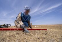 Funcionaria del Servicio de Remoción de Minas de las Naciones Unidas trabajando para despejar de minas antipersonas en un campo en Iraq. ©Unmas