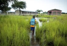 Aboya, de doce años, camina hacia su escuela por un campo inundado en la región de Gambella, oeste de Etiopía © Pouget / Unicef