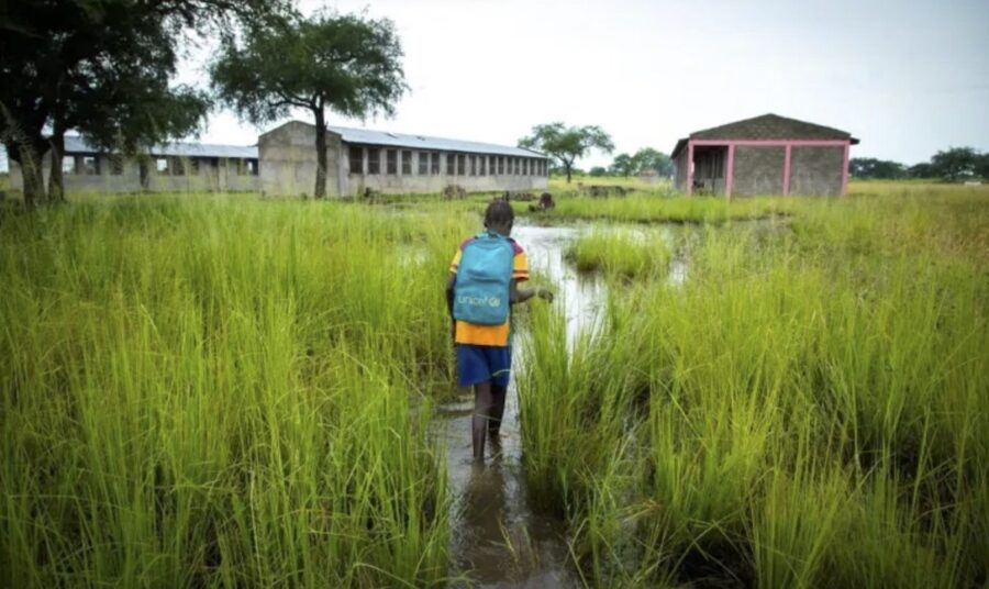 Etiopia-escuela-en-un-campo-inundado-©-Pouget-Unicef-900x536 Unicef alerta sobre los peligros que amenazan el futuro de la infancia