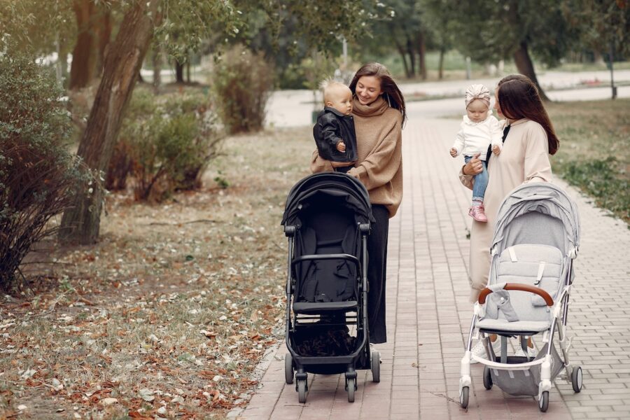 Madres-carritos-parque-otono-900x600 Descubre las mejores ofertas de Black Friday en carritos de bebé