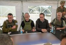 Benjamín Netanyahu, segundo por la izquierda, con militares ©Maayan Toaf:GPO:IPS