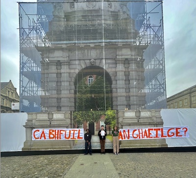 Trinity-College-Dublin-pancarta-estudiantes Agóidí i gColáiste na Tríonóide faoi easpa gnímh na hollscoile chun cearta teanga a chosaint