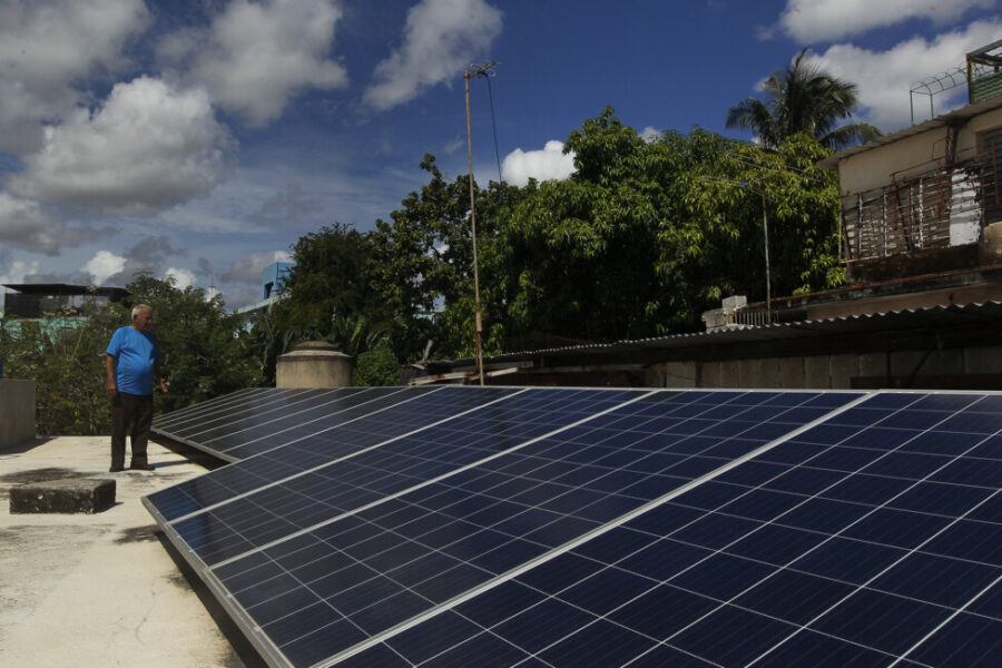 Felix-Morfis-paneles-solares-©Jorge-Luis-BanosIPS-900x600 Cuba: altos consumidores de energía deberán invertir en fuentes renovables