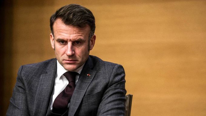 Macron-en-horas-bajas Cayó la marioneta Barnier