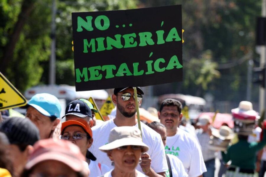 no-a-la-mineria-sv_9245057_20241202090905-1-900x600 El Salvador: protestas contra la derogación de la ley que prohibía la actividad minera