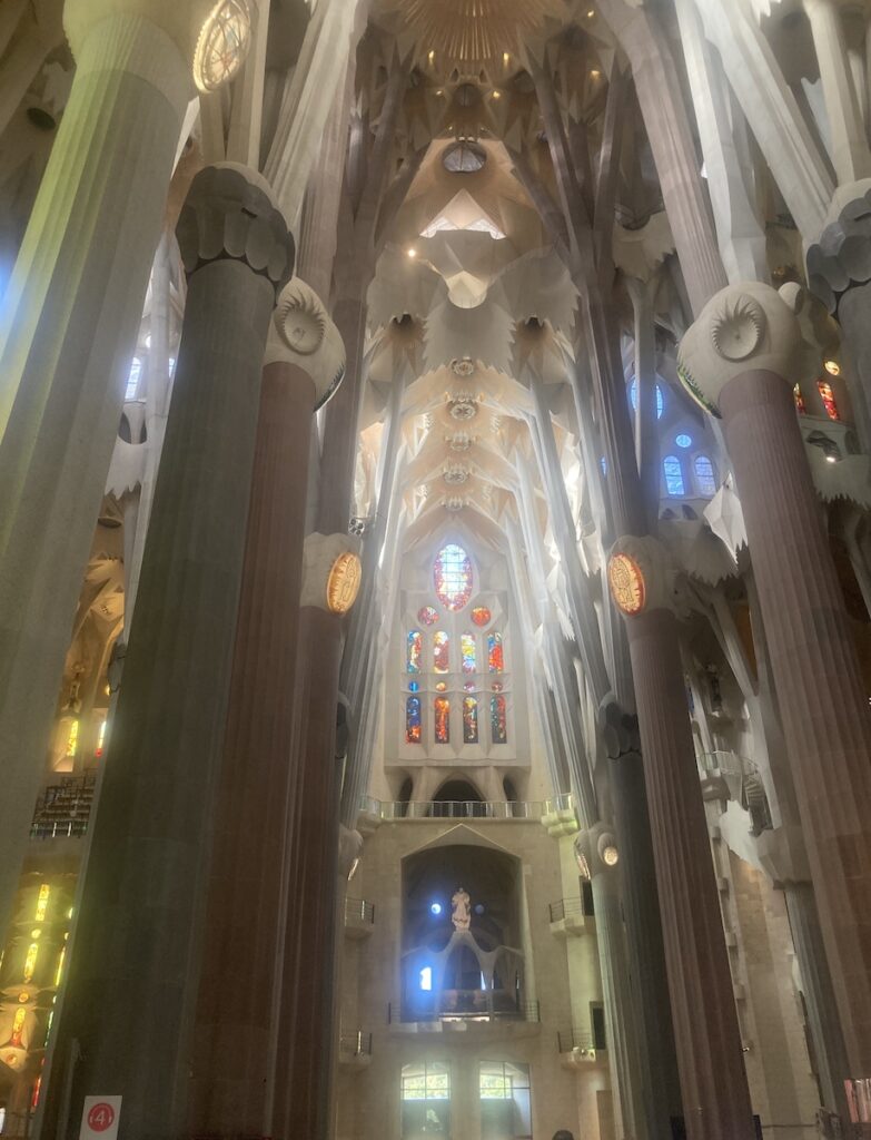 Barcelona-Sagrada-Familia-interior-783x1024 Gaudí