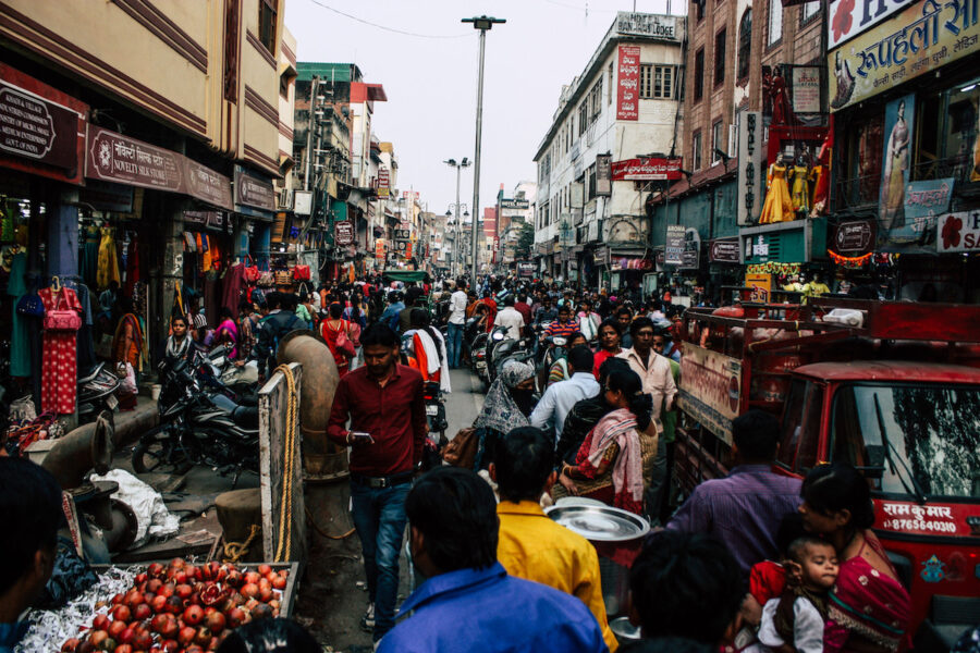 India-calle-de-Varanasi-7NOV2018-900x600 Los retos de India como la quinta economía del mundo