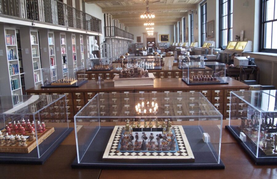 chess-set-collection-main-library-cleveland-oh-900x584 Bibliotecas de ajedrez, un inmenso y diseminado legado