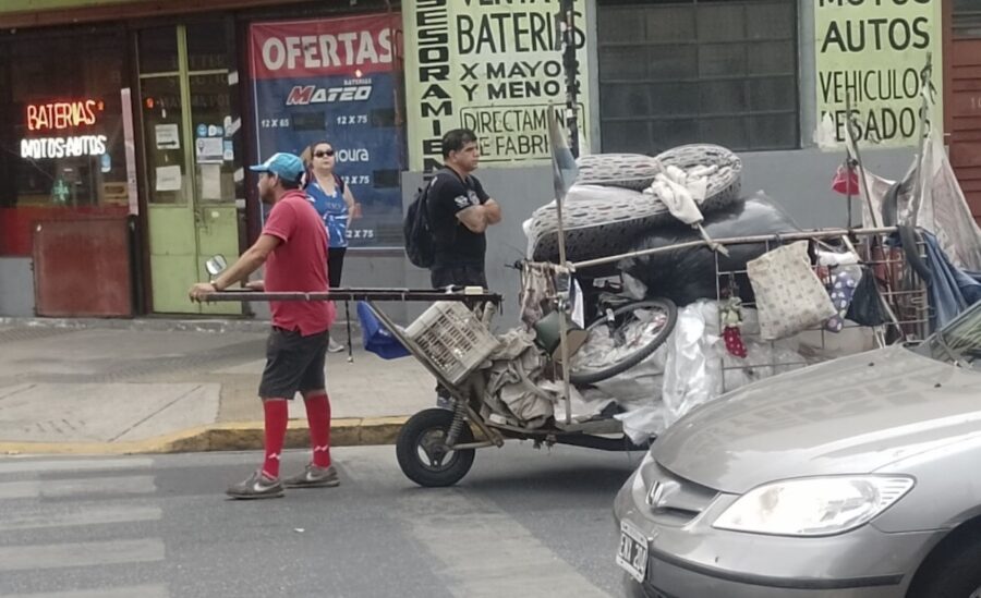 Buenos-aires-cartonero-callejero-©Daniel-Gutman-900x549 La Argentina de Milei: más hambre y pobreza y más beneficios empresariales