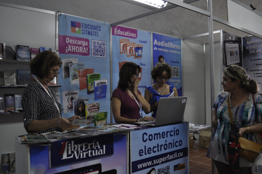 La-Habana-Feria-del-Libro-2025-©Dariel-Pradas-IPS-900x598 El libro digital se impone en Cuba por las dificultades para imprimir libros