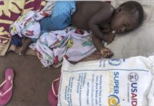 Un niño en Mozambique duerme junto a una bolsa de ayuda alimentaria donada por la Usaid y distribuida por el Programa Mundial de Alimentos de la ONU ©Rein Skullerud / PMA