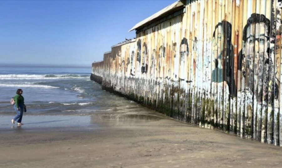 Muro-Mexico-EEUU-en-el-Pacifico-©Alli-McCracken-AI-900x538 Políticas de Trump cancelan el derecho de asilo en la frontera con México