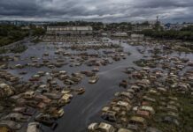 La gran inundación de Porto Alegre, capital del extremo sur de Brasil, en mayo de 2024, sumergió en las aguas a barrios, el aeropuerto y hasta el aparcamiento de la imagen de vehículos ya retirados. ©Rafa Neddermeyer / Agência Brasil