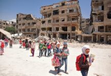 Siria, escolares camino de la escuela entre las ruinas de Damasco ©Karl-Schembri-NRC