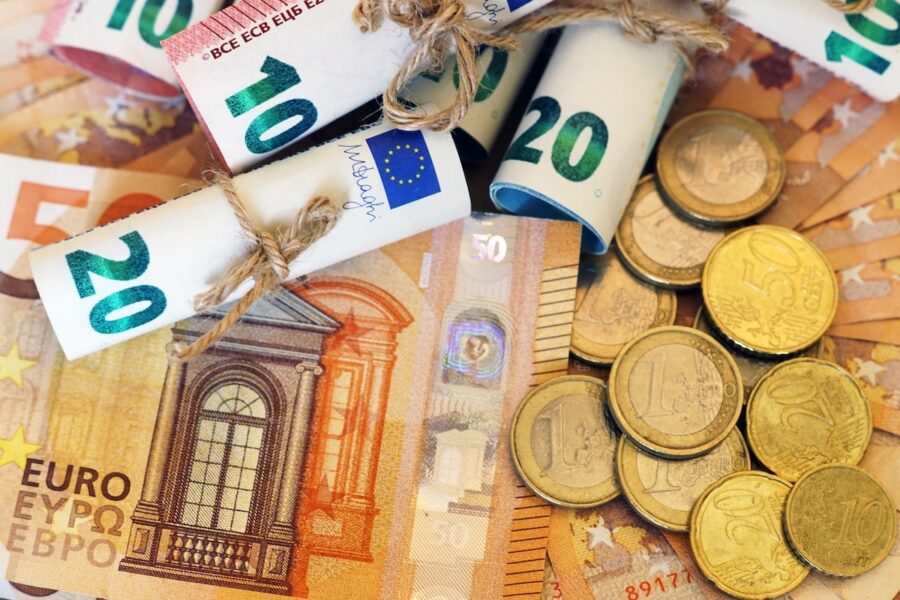 Euros-en-monedas-y-billetes-900x600 Préstamos rápidos: ¿dónde se solicitan más?