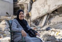 Una mujer frente a su casa destruida por los bombardeos en Líbano ©Fouad Choufany / Unicef