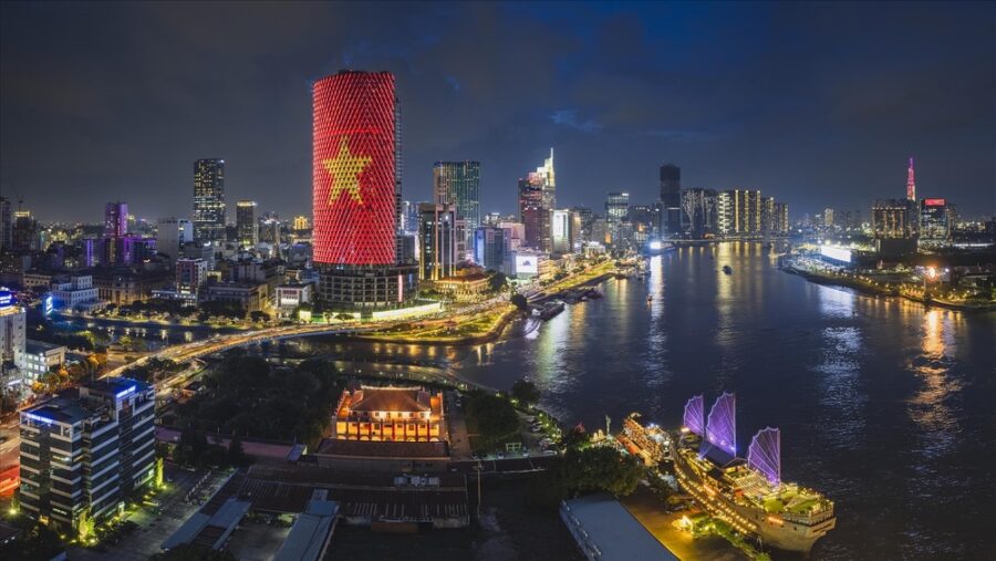Ciudad-Ho-Chi-Minh-a-lo-largo-del-rio-Saigon-900x507 En español: claves de redacción sobre el cincuenta aniversario de la caída de Saigón